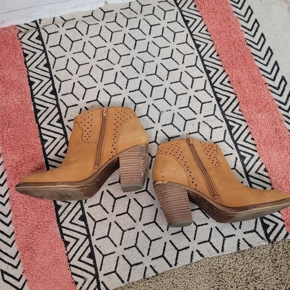 LUCKY BRAND ELLER CAMEL TAN HEELED BOOTIES, SZ 7.5 - Picture 5 of 12